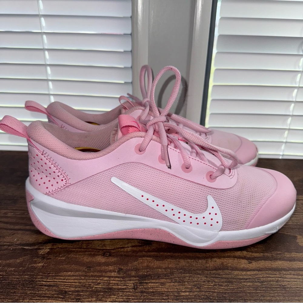 Nike Omni Multi-Court Big Kids Indoor Court Shoes Girl Pink Foam Size 7Y DM9027